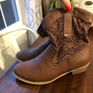 NWOT brown Aeropostale booties
